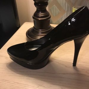 Black pumps
